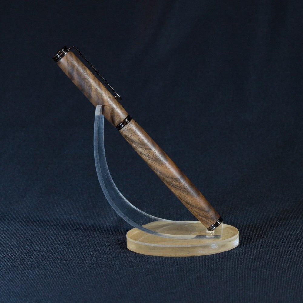 elegantní dřevěné pero z ořechu