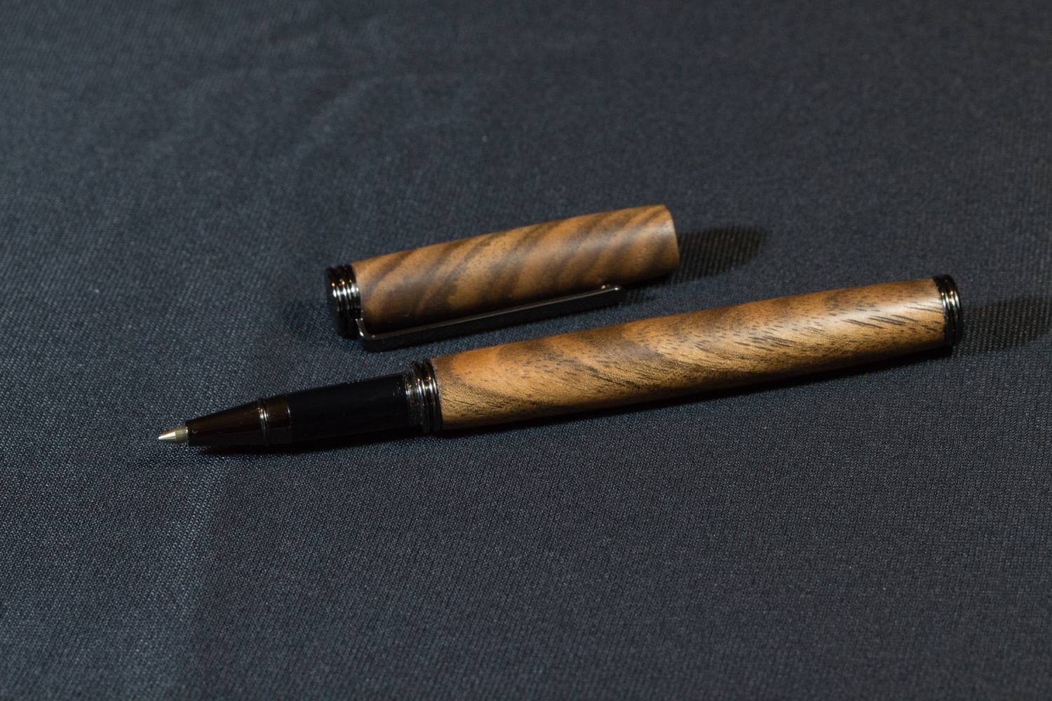 elegantní dřevěné pero z ořechu