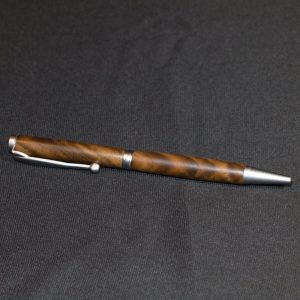 Dřevěné kuličkové pero z ořešáku