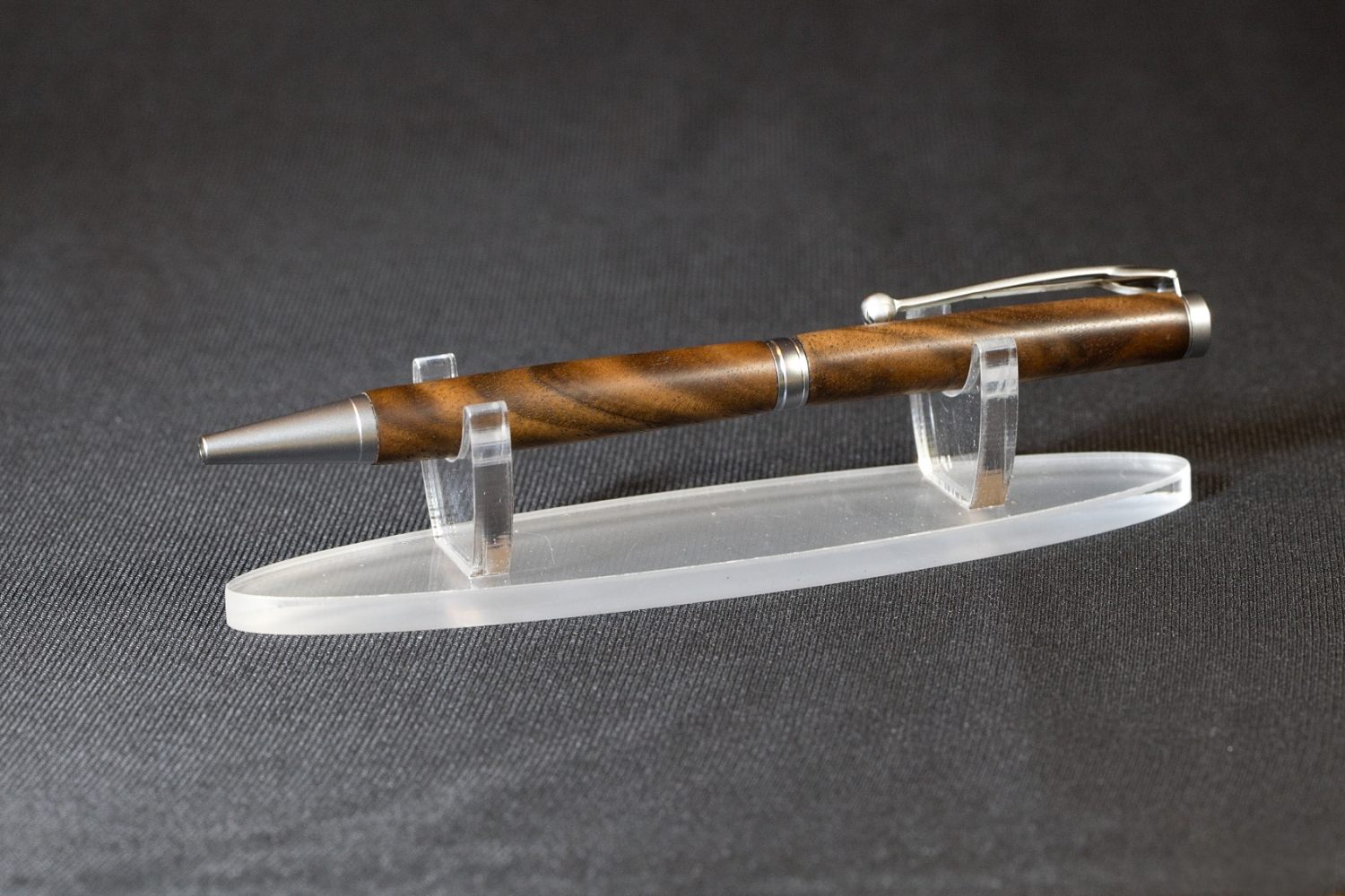 Dřevěné kuličkové pero z ořešáku královského