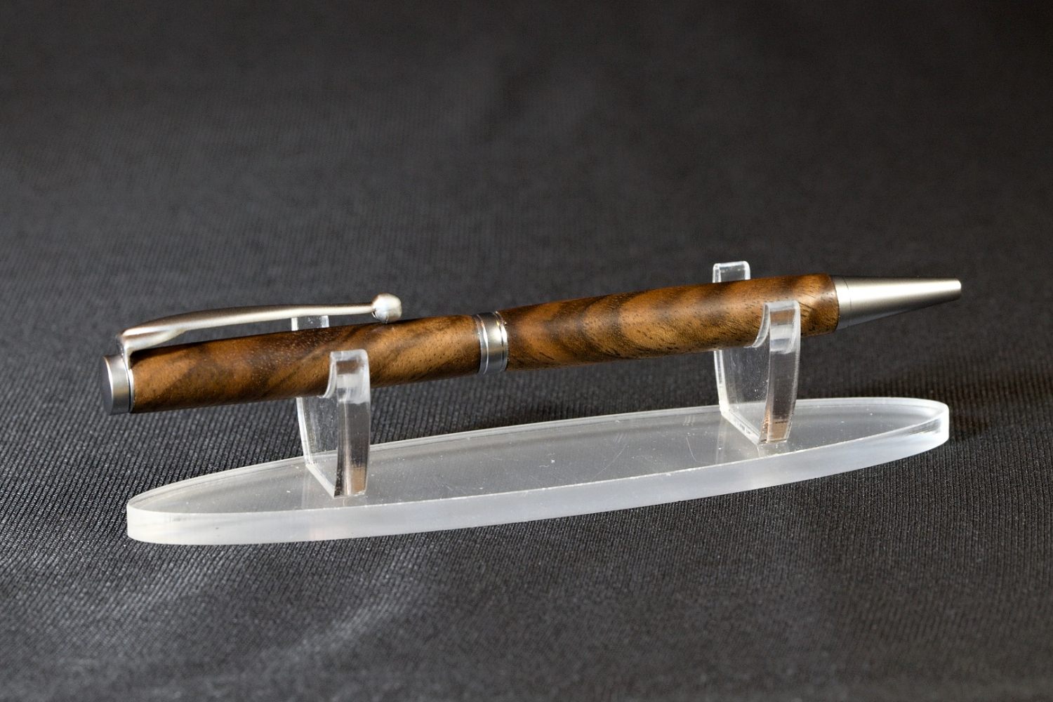 Dřevěné kuličkové pero z ořešáku královského